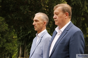 dwaj mężczyźni przy grobie generała Papały