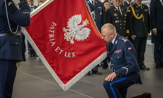 Inspektor Bogusław Ziemba całuje sztandar