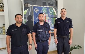 policjanci pozują do zdjęcia w pokoju