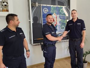 policjant dziękuje innemu policjantowi podając mu dłoń