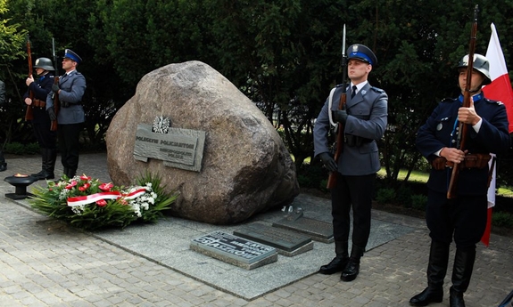 policjanci przy obelisku