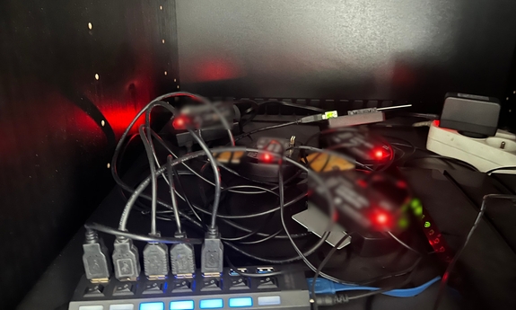 infrastruktorua sharingu, sprzęt elektroniczny z podłączonymi kablami