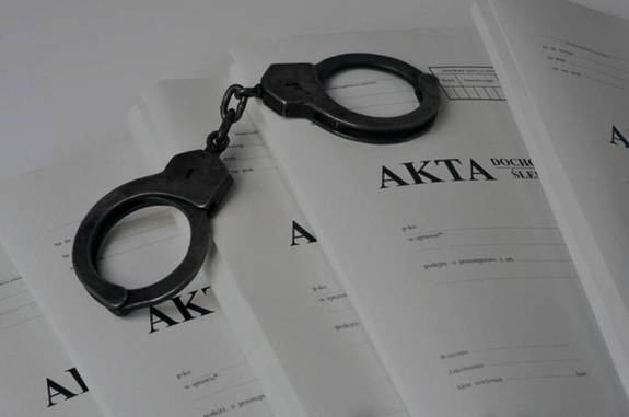 kajdanki leżące na aktach