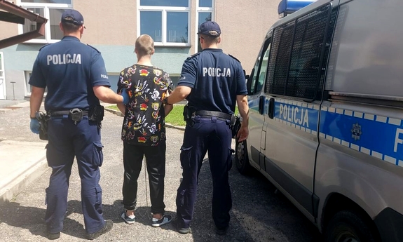prowadzona przez policjantów zatrzymana osoba