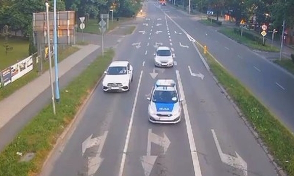 zdjęcie z kamery miejskiej radiowóz pilotuje samochód osobowy