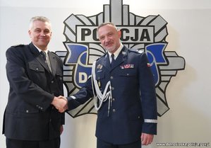 Oficer policji podaje rękę Prezydentowi Policji w Brandenburgii