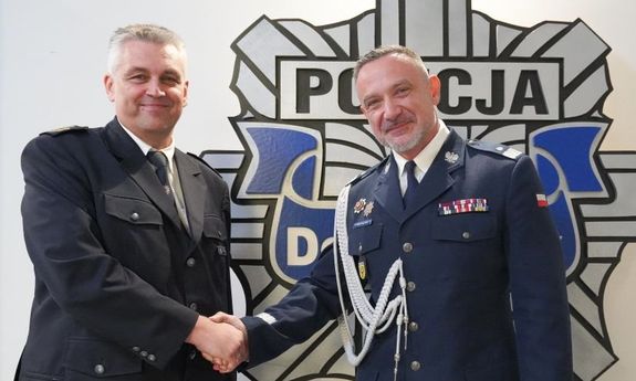 Oficer policji podaje rękę Prezydentowi Policji w Brandenburgii