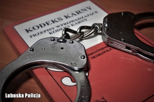 kajdanki leżą na kodeksie pracy