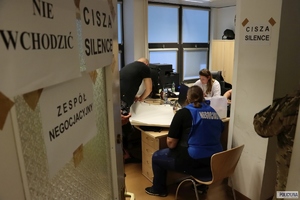 pokój w którym siedzą negocjatorzy