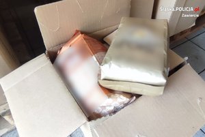dwa opakowania podrobionej kawy, które leżą w kartonie