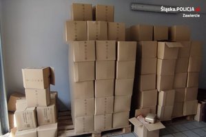 kartonowe pudełka z podrobioną kawą