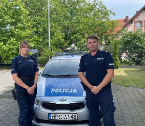policjanci z Mroczy, którzy uratowali nastolatkę stoją przy radiowozie