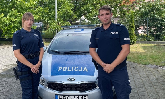 policjanci z Mroczy, którzy uratowali nastolatkę stoją przy radiowozie