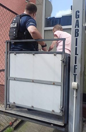 Policjanci pomogli starszej kobiecie na uszkodzonym wózku