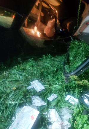 na zdjęciu samochód w rowie, obok na trawie leżą plastry i bandaże