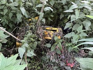 leżący na trawie sprzęt geodezyjny odzyskany po kradzieży