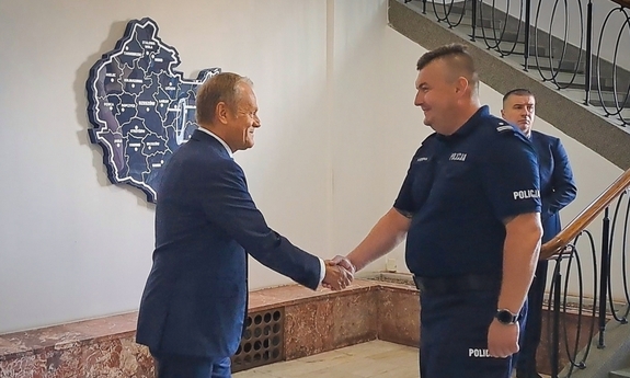 I Zastępca Komendanta Wojewódzkiego Policji w Rzeszowie podinsp. Piotr Stępka wita premiera Donalda Tuska