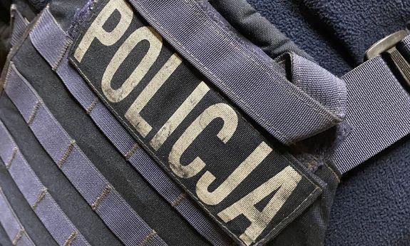 na zdjęciu niebieska kamizelka z napisem policja