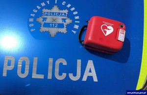 na zdjęciu defibrylator leży na masce samochodu