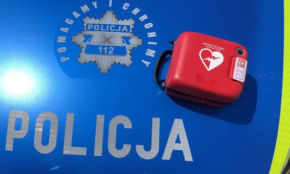 na zdjęciu defibrylator leży na masce samochodu