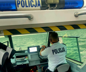 policjant na policyjnej łodzi