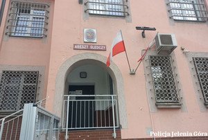 widok budynku z napisem Areszt Śledczy