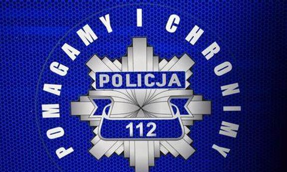 odznaka i napis Pomagamy i Chronimy
