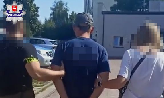 zatrzymany prowadzony przez dwoje nieumundurowanych policjantów