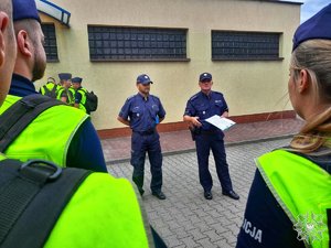 na zdjęciu dwóch funkcjonariuszy w trakcie apelu