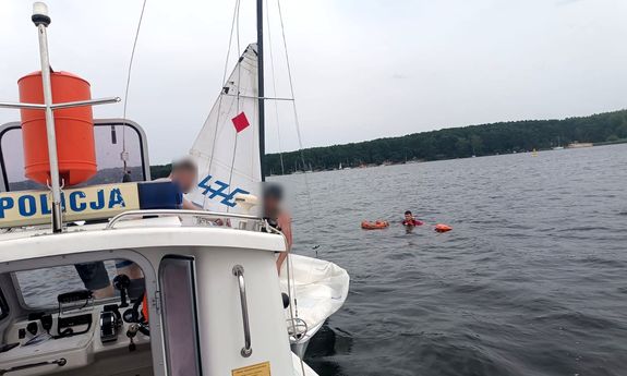 Policjanci podczas akcji ratunkowej na wodzie