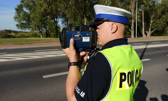 policjant ruchu drogowego z ręcznym miernikiem prędkości