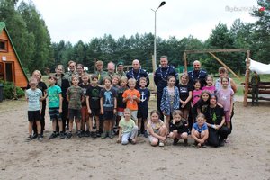 zdjęcie grupowe komendantów z dziećmi