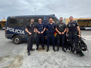 policjanci stoją przed samochodem