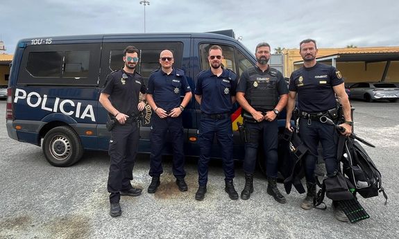 policjanci stoją przed samochodem