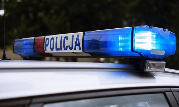 sygnalizator świetlny na dachu radiowozu policyjnego z z napisem Policja