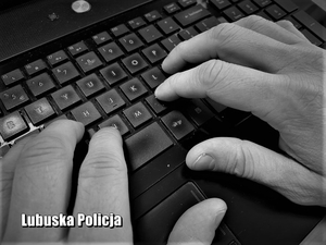 dłonie na klawiaturze komputera