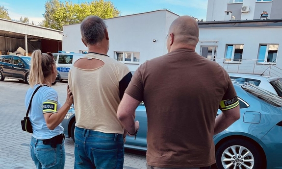 pirat drogowy doprowadzany do Sądu Rejonowego w Tarnobrzegu przez tarnobrzeskich policjantów