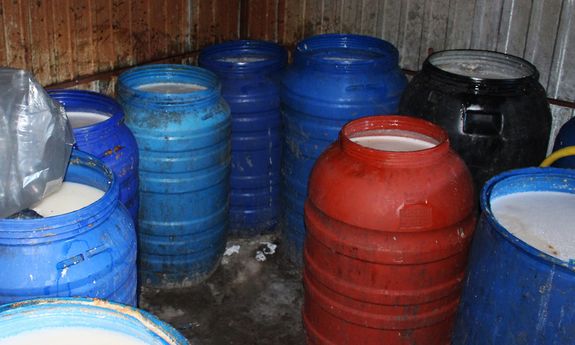 w pomieszczeniu stoi kilka dużych butli z alkoholem