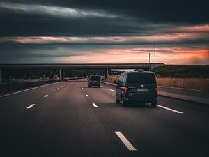 dwa busy na autostradzie