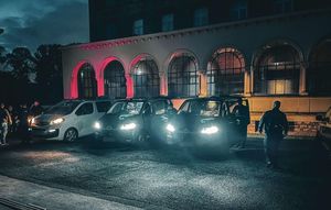 pora nocna - trzy busy przed budynkiem, a przy jednym z nich nieumundurowani policjanci