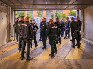 umundurowani przewodnicy psów służbowych z różnych krajów - widok z tyłu
