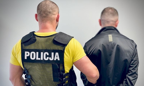 policjant z zatrzymanym