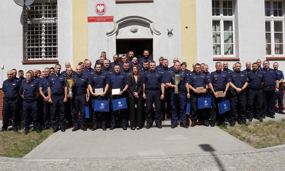 zdjęcie grupowe policjantów biorących udział w zawodach