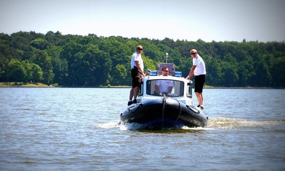 policjanci w mundurach płynący łodzią