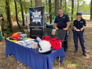 Para policjantów przy stoisku profilaktycznym.