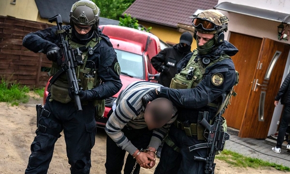 Policjanci podczas zatrzymania mężczyzny