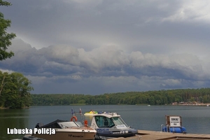 widok na łódkę policyjną i wodę