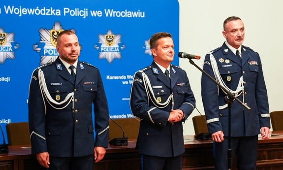 Uroczystości powierzenia obowiązków Zastępcy Komendanta Wojewódzkiego Policji we Wrocławiu. nadinsp. Paweł Półtorzycki, insp. Tomasz Jędrzejowski i insp. Krzysztof Kumaszka