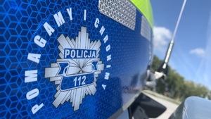 logo pomagamy i chronimy na radiowozie policyjnym