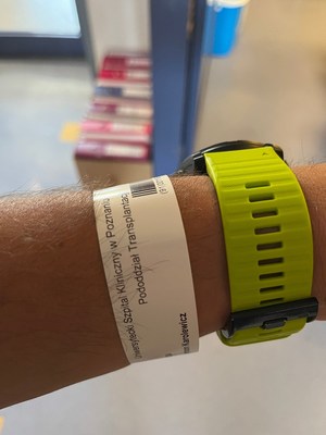 Policjant podczas oddania komórek macierzystych